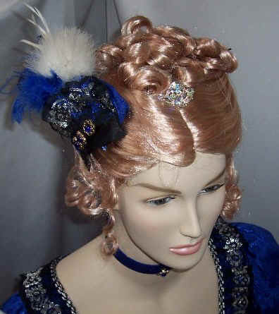 Colonial lady - Headcomb and Choker